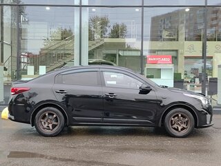 2021 Kia Rio IV Рестайлинг, чёрный, 1560000 рублей, вид 4