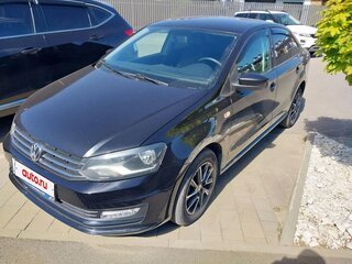 2015 Volkswagen Polo V Рестайлинг, чёрный, 890000 рублей, вид 2