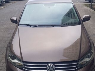 2017 Volkswagen Polo V Рестайлинг, коричневый, 980000 рублей, вид 3