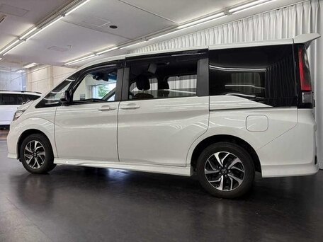 2021 Honda Stepwgn Spada V Рестайлинг, белый, 1880000 рублей, вид 4
