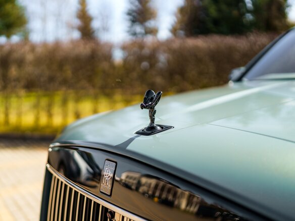 2025 Rolls-Royce Cullinan Black Badge I Рестайлинг (Series II), серый - вид 6