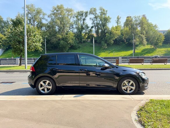 2014 Volkswagen Golf VII, чёрный - вид 2