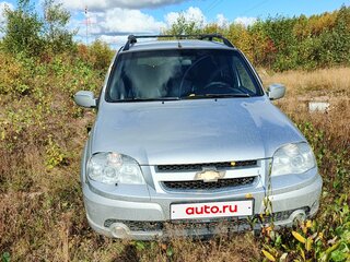 2011 Chevrolet Niva I Рестайлинг, серебристый, 420000 рублей, вид 2