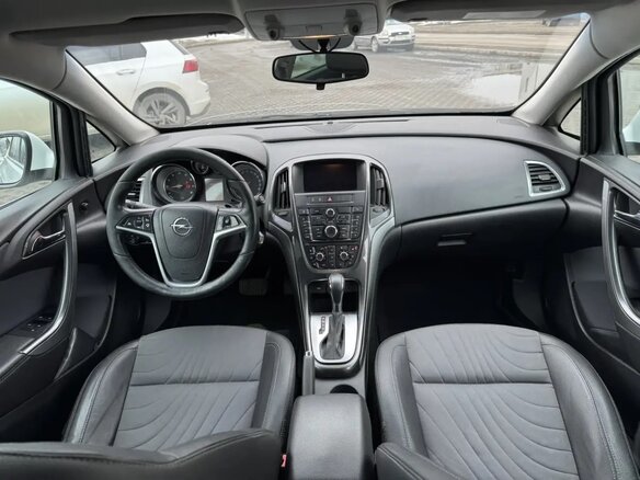 2014 Opel Astra J Рестайлинг, белый, 750000 рублей - вид 5
