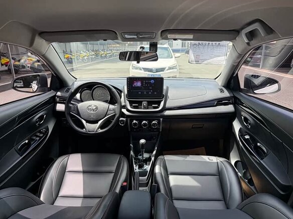 2022 Toyota Yaris L X XP150 Рестайлинг, белый - вид 11