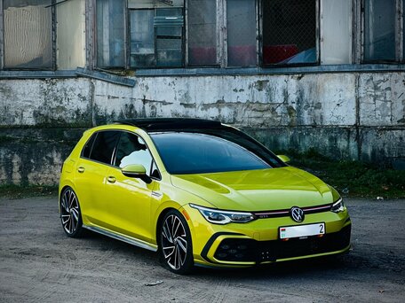 2022 Volkswagen Golf GTI VIII, золотистый, 2950000 рублей, вид 2