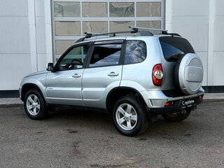2018 Chevrolet Niva I Рестайлинг, серебристый, 685000 рублей, вид 3