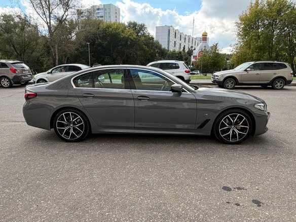 2021 BMW 5 серии 530i VII (G30/G31/G38) Рестайлинг, серый - вид 2