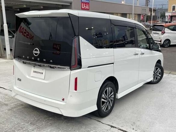 2023 Nissan Serena VI (C28), бежевый - вид 2