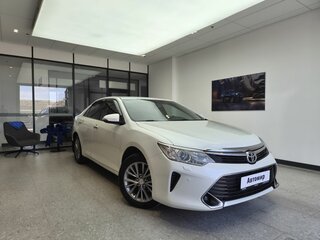2016 Toyota Camry VII (XV50) Рестайлинг, белый, 2050000 рублей, вид 3