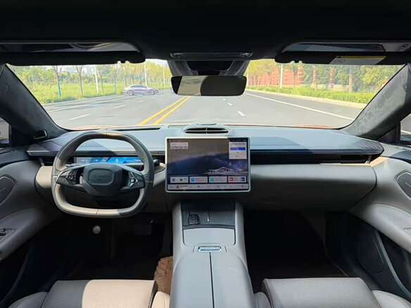 2025 Lynk & Co Z10 71 kWh, красный, 4279208 рублей - вид 5