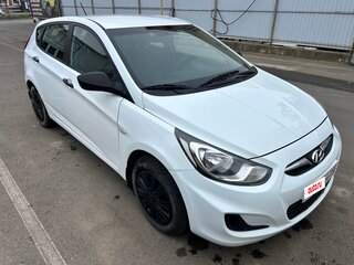 2013 Hyundai Solaris I, белый, 800000 рублей, вид 1