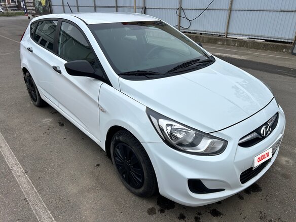 2013 Hyundai Solaris I, белый, 800000 рублей