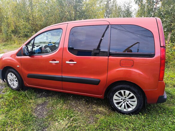 2009 Peugeot Partner II, красный, 800000 рублей - вид 4