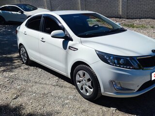 2013 Kia Rio 5-speed III, белый, 850000 рублей, вид 2