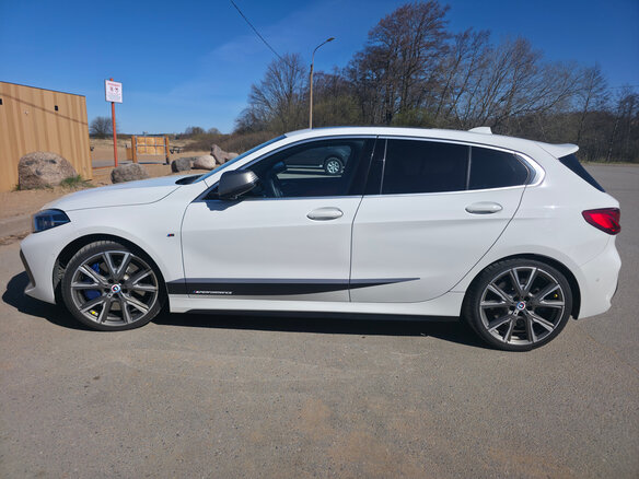 2022 BMW 1 серии M135i xDrive III (F40), белый, 4200000 рублей - вид 3