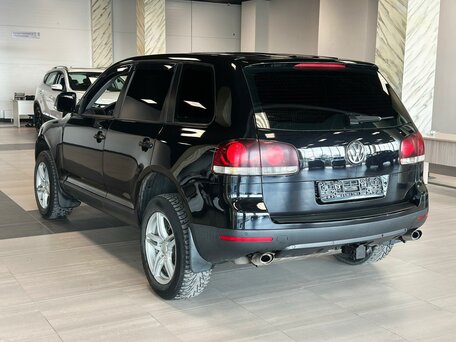 2009 Volkswagen Touareg I Рестайлинг, чёрный, 1800000 рублей, вид 4