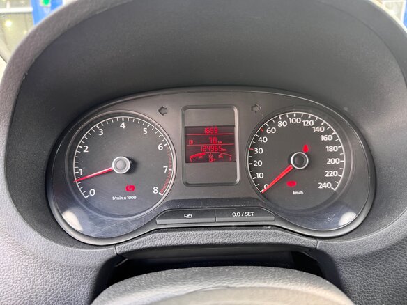 2013 Volkswagen Polo V, чёрный, 730000 рублей - вид 9