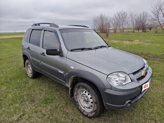 2011 Chevrolet Niva I Рестайлинг, серебристый, 485000 рублей, вид 2