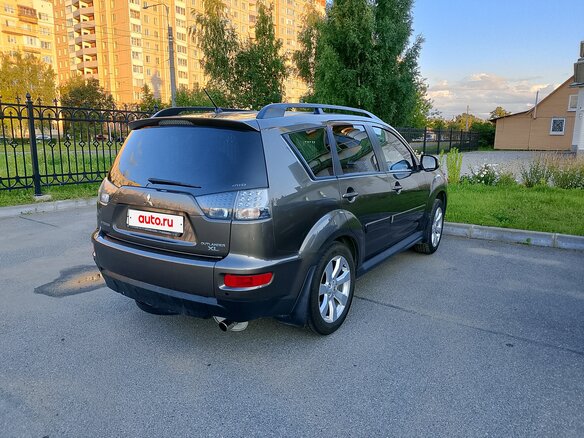 2010 Mitsubishi Outlander II Рестайлинг, коричневый, 1250000 рублей - вид 2