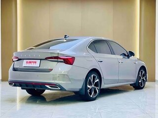 2022 Skoda Octavia IV (A8), золотистый, 1705000 рублей, вид 3