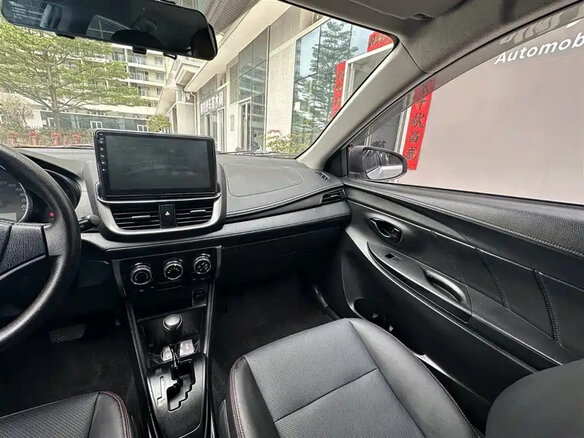 2021 Toyota Yaris L X XP150 Рестайлинг, серебристый, 1130017 рублей - вид 13
