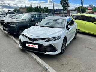 2021 Toyota Camry VIII (XV70) Рестайлинг, белый, 3399000 рублей, вид 3