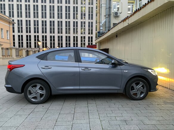 2020 Hyundai Solaris II Рестайлинг, серебристый, 1850000 рублей - вид 1