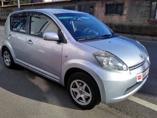 2005 Daihatsu Sirion II (M3), серебристый, 680000 рублей, вид 4