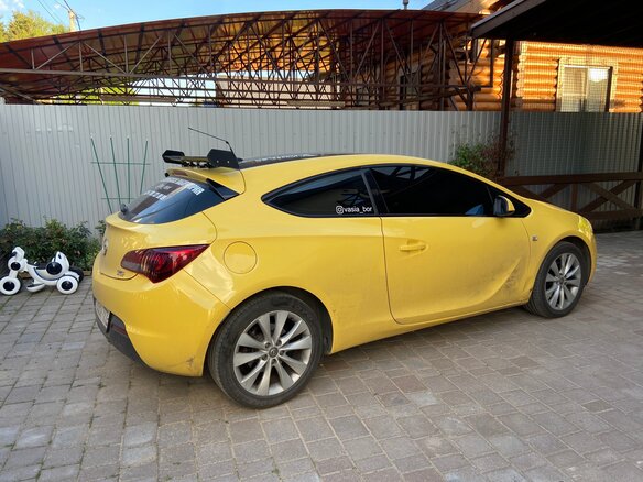 2014 Opel Astra GTC J Рестайлинг, жёлтый - вид 2