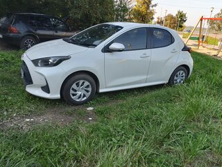 2020 Toyota Yaris IV, белый, 1250000 рублей, вид 3