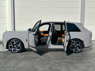 2025 Rolls-Royce Cullinan Black Badge I Рестайлинг (Series II), серебристый, 52598831 рублей, вид 2