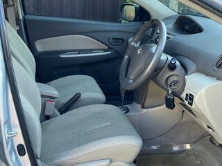 2009 Toyota Belta I, серебристый, 720000 рублей, вид 4