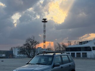 2015 Chevrolet Niva I Рестайлинг, серебристый, 900000 рублей, вид 1