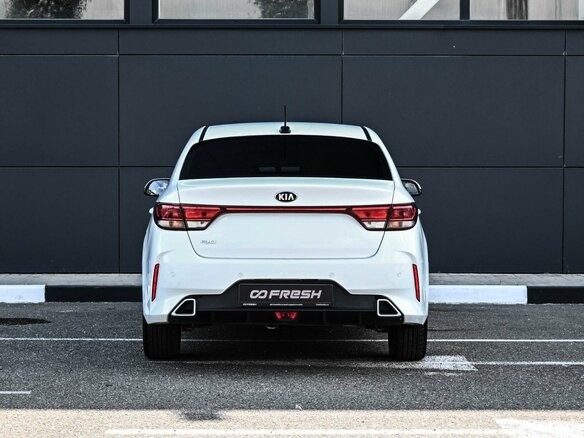 2020 Kia Rio IV Рестайлинг, белый - вид 3