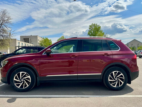 2018 Volkswagen Tiguan II, пурпурный, 2590000 рублей, вид 5