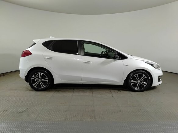 2017 Kia Ceed II Рестайлинг, белый, 1438000 рублей - вид 3