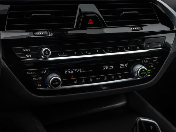 2020 BMW 5 серии 520d xDrive VII (G30/G31/G38) Рестайлинг, белый, 4570000 рублей - вид 21