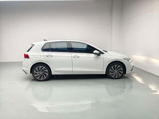 2022 Volkswagen Golf VIII, белый, 1900000 рублей, вид 5