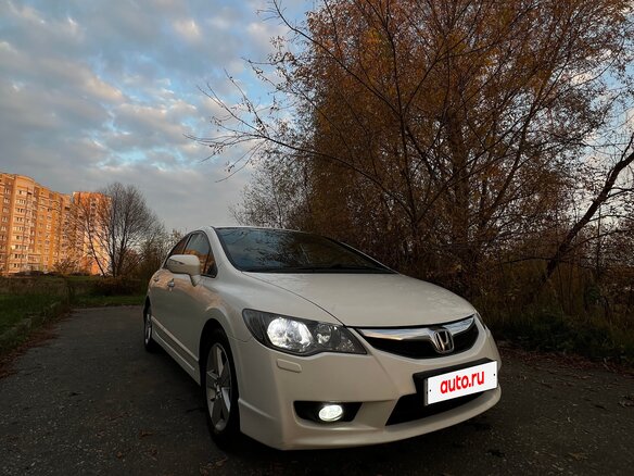 2010 Honda Civic VIII Рестайлинг, белый, 915000 рублей - вид 1
