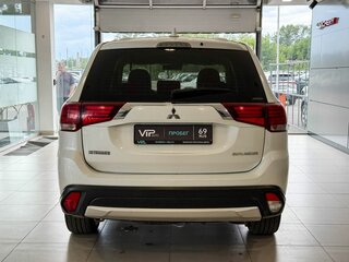2017 Mitsubishi Outlander III Рестайлинг 2, белый, 1397000 рублей, вид 5