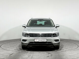 2017 Volkswagen Tiguan II, серебристый, 2401300 рублей, вид 2