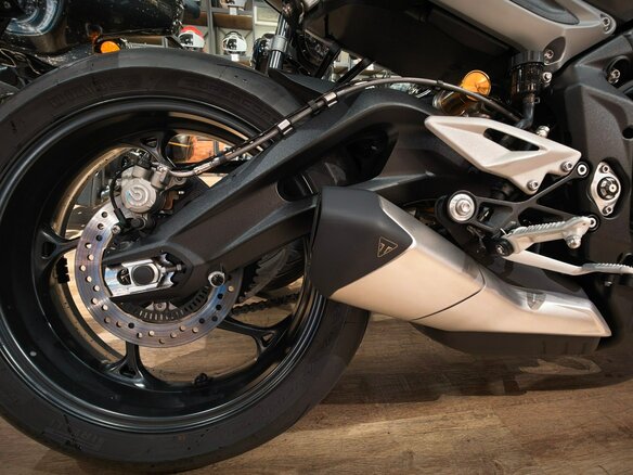 2026 Triumph Street Triple, серебристый, 1690000 рублей - вид 17