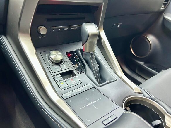 2019 Lexus NX 200 I Рестайлинг, серебристый, 2674000 рублей - вид 15