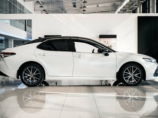 2021 Toyota Camry VIII (XV70) Рестайлинг, белый, 3100000 рублей, вид 4