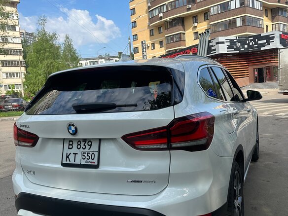 2022 BMW X1 28i sDrive II (F48) Рестайлинг, белый, 4000000 рублей - вид 4