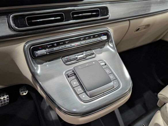 2026 Mercedes-Benz V-Класс 300 d экстра длинный III (W447) Рестайлинг 2, чёрный - вид 11