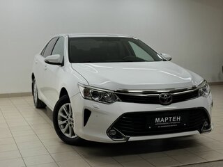 2017 Toyota Camry VII (XV50) Рестайлинг, белый, 2589000 рублей, вид 3
