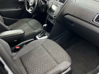 2018 Volkswagen Polo V Рестайлинг, белый, 1160000 рублей, вид 3