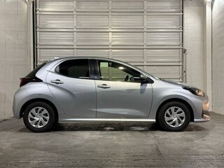 2023 Toyota Yaris IV, серебристый, 846911 рублей, вид 2